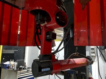 Vista frontal de la máquina Reis Robotics RV30-16