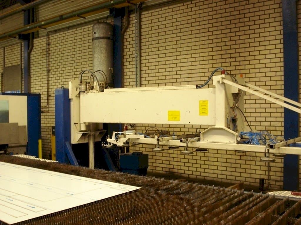 Vista frontal de la máquina TRUMPF Loadmaster