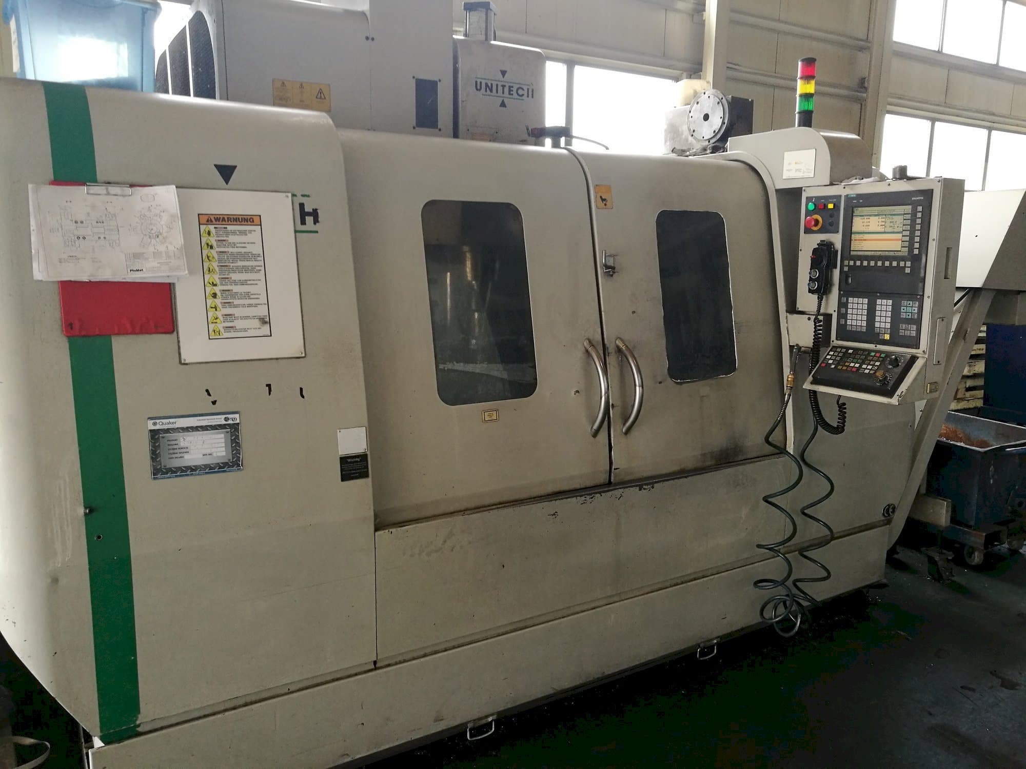 Vista frontal de la máquina UNITECH VMC-1250P3