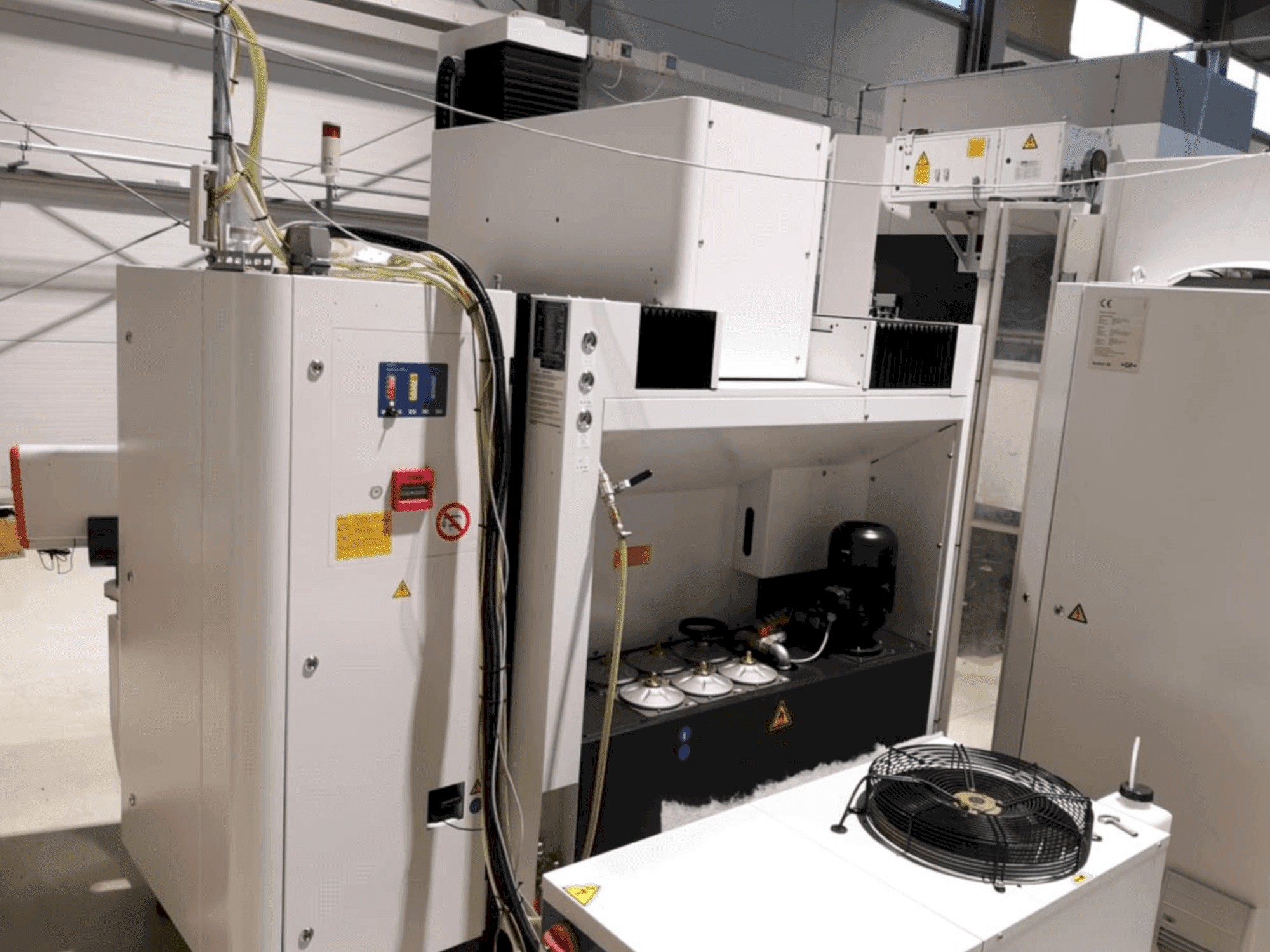 Vista frontal de la máquina AgieCharmilles FORM P 600