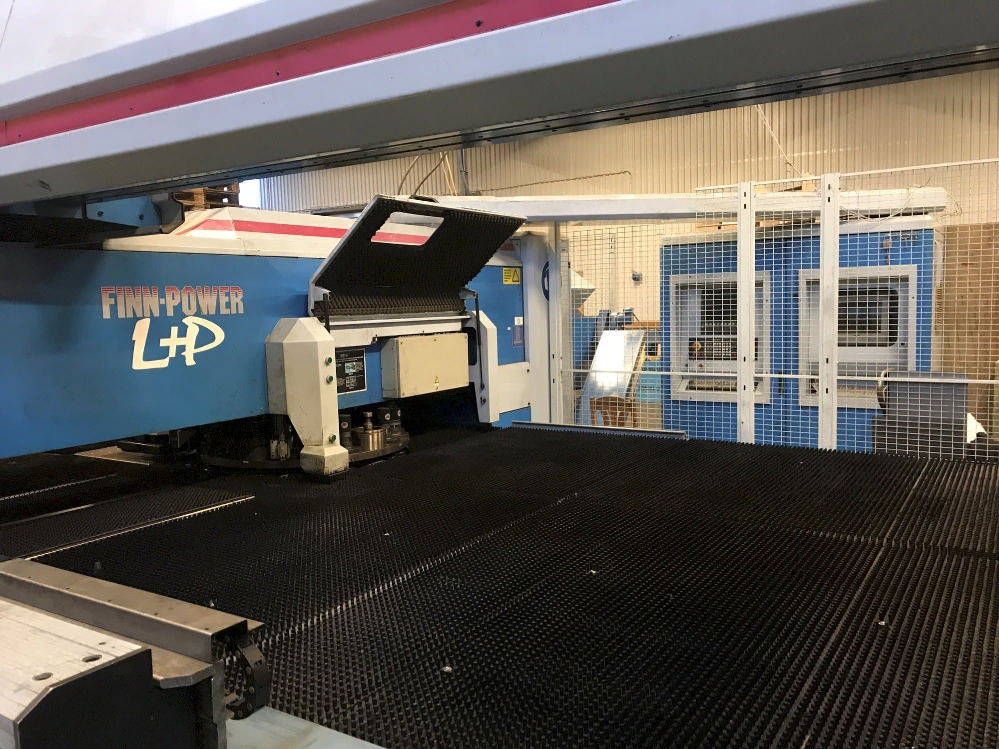 Vista frontal de la máquina Finn-Power LP6