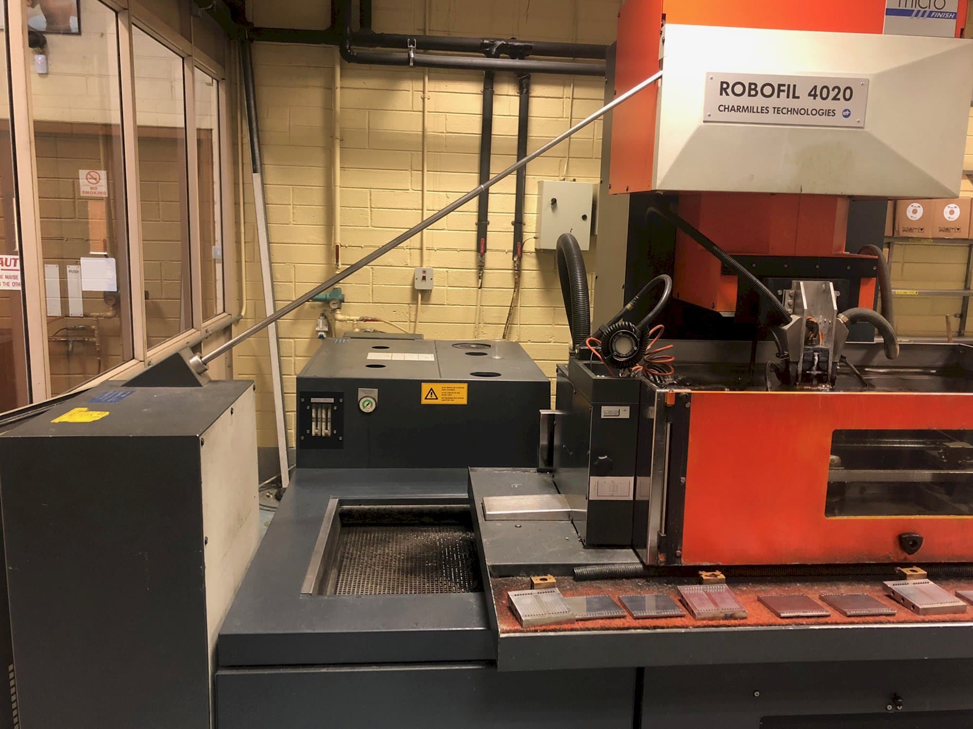 Vista frontal de la máquina CHARMILLES ROBOFIL 4020