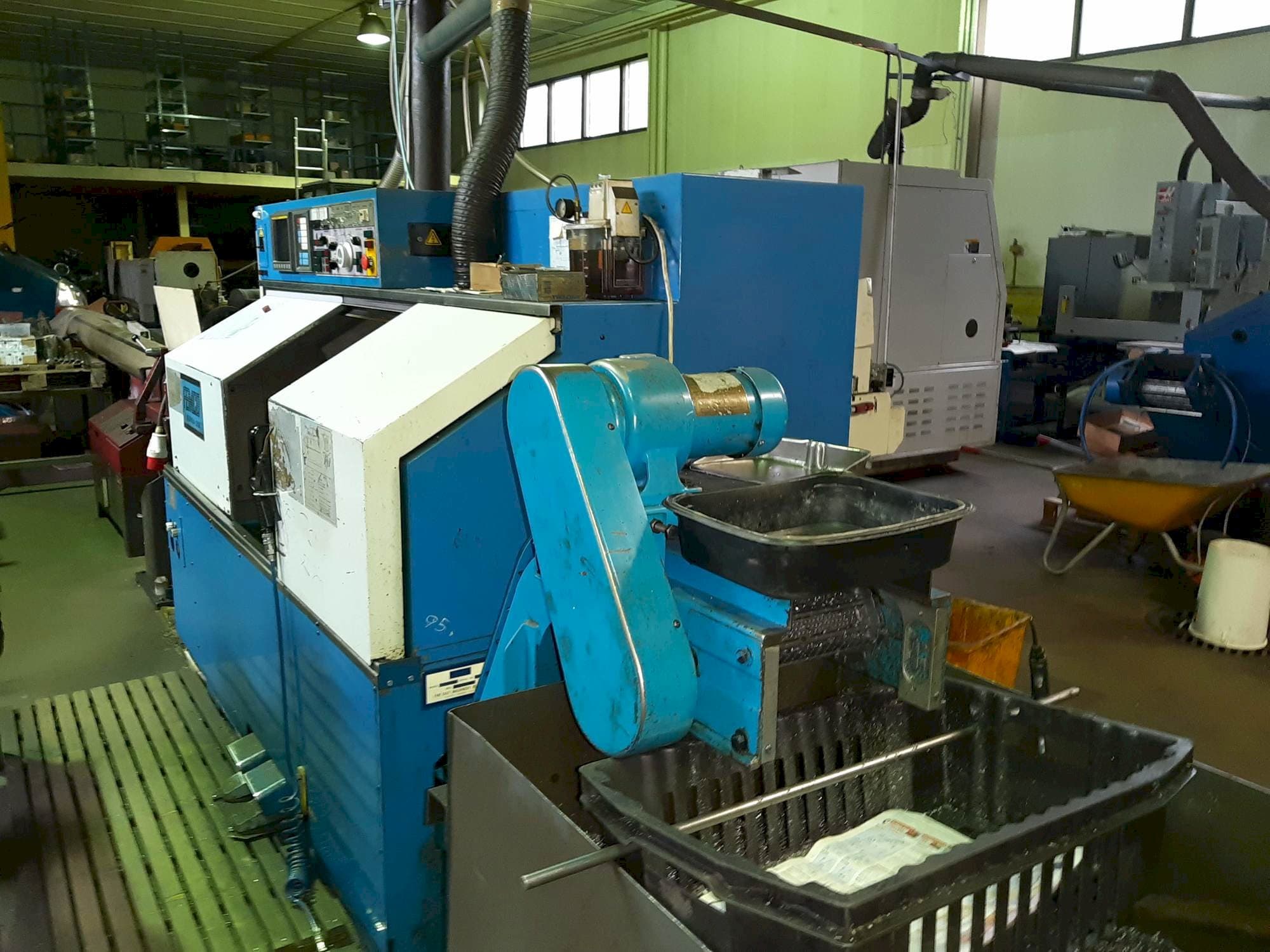 Vista frontal de la máquina FEMCO Durga 25E