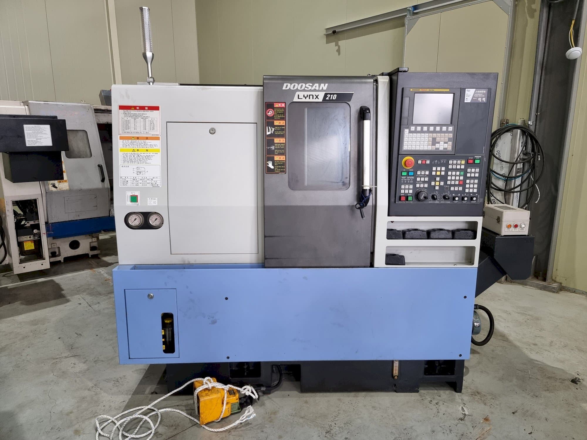 Vista frontal de la máquina Doosan LYNX 210