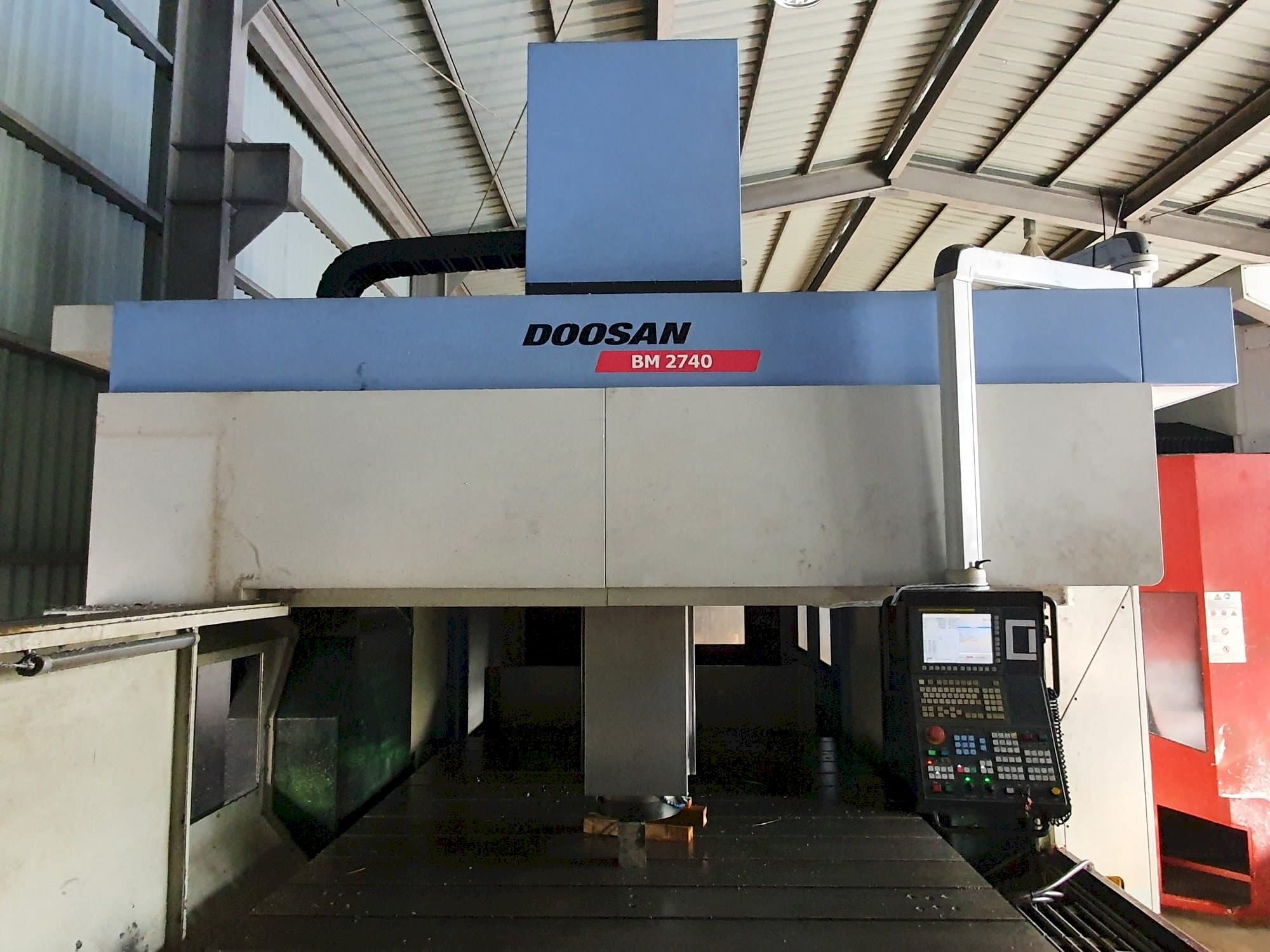 Vista frontal de la máquina Doosan BM2740