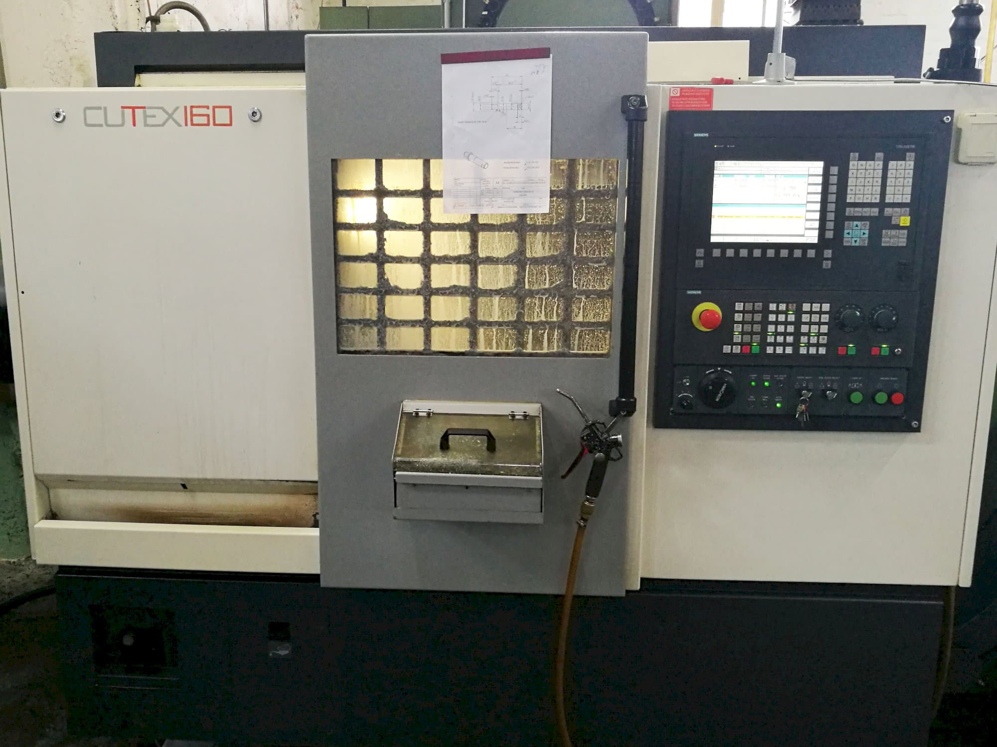 Vista frontal de la máquina HWACHEON CUTEX-160