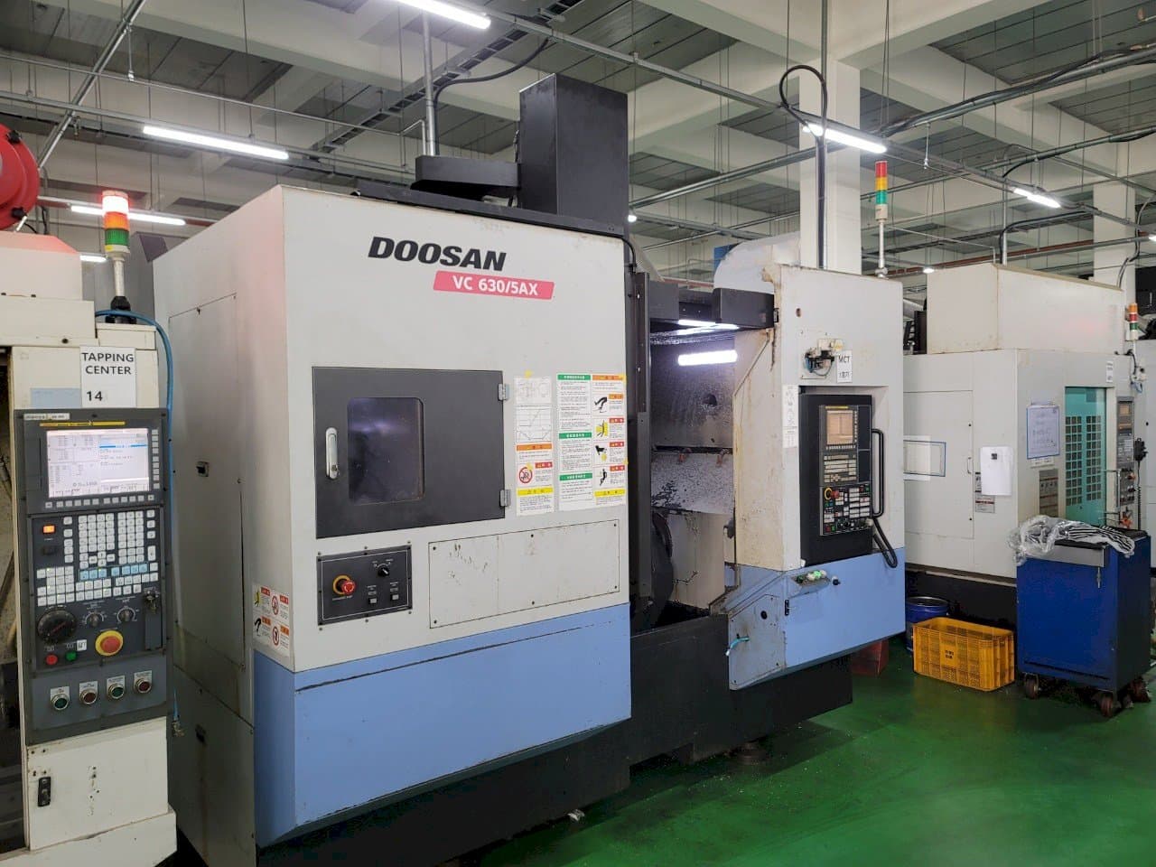 Vista frontal de la máquina Doosan VC 630/5AX