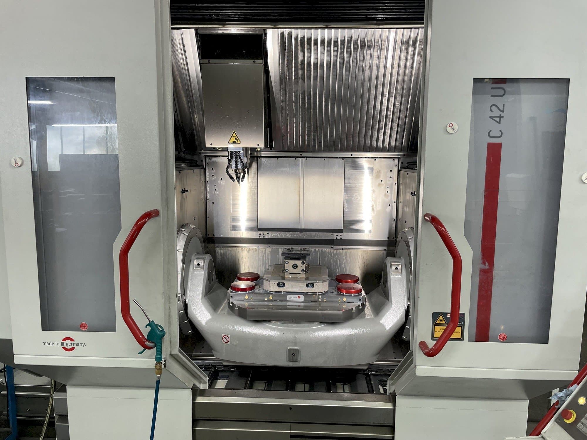 Vista frontal de la máquina HERMLE C 42 U