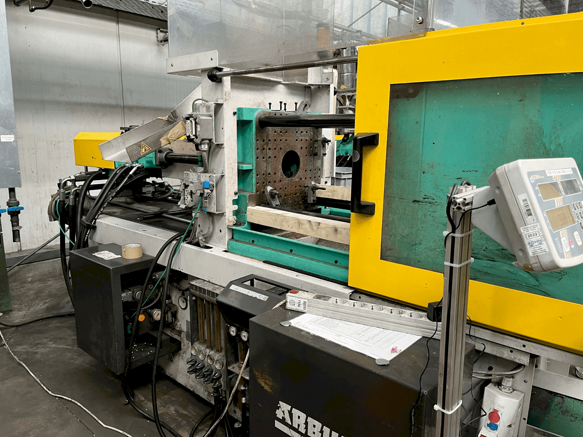 Vista frontal de la máquina Arburg Allrounder 320-50 C