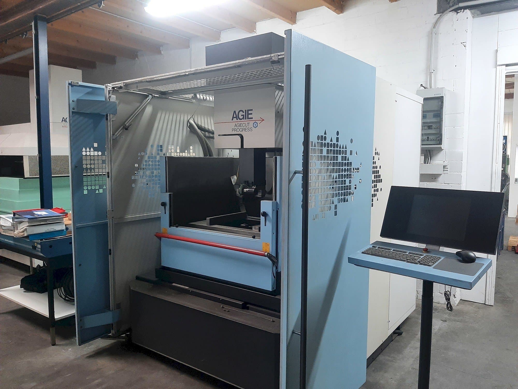 Vista frontal de la máquina AGIE Agiecut Progress 3