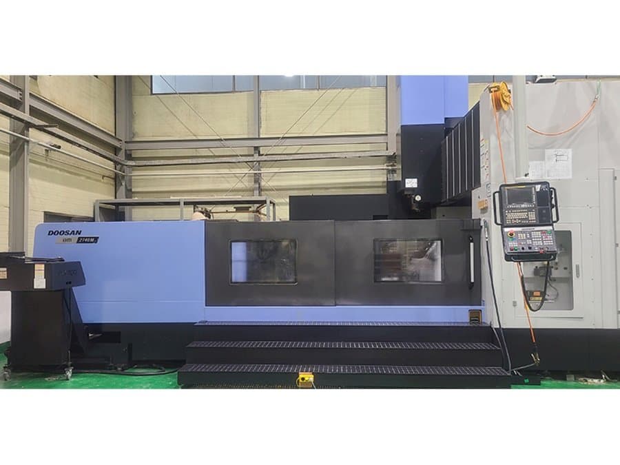 Vista frontal de la máquina Doosan BM 2740M