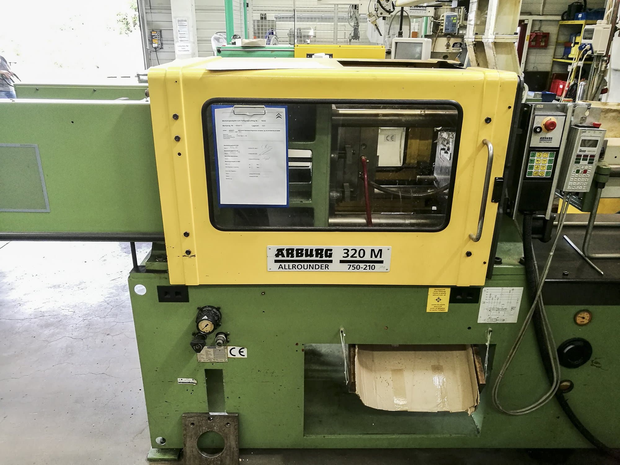 Vista frontal de la máquina Arburg 320M 750-210