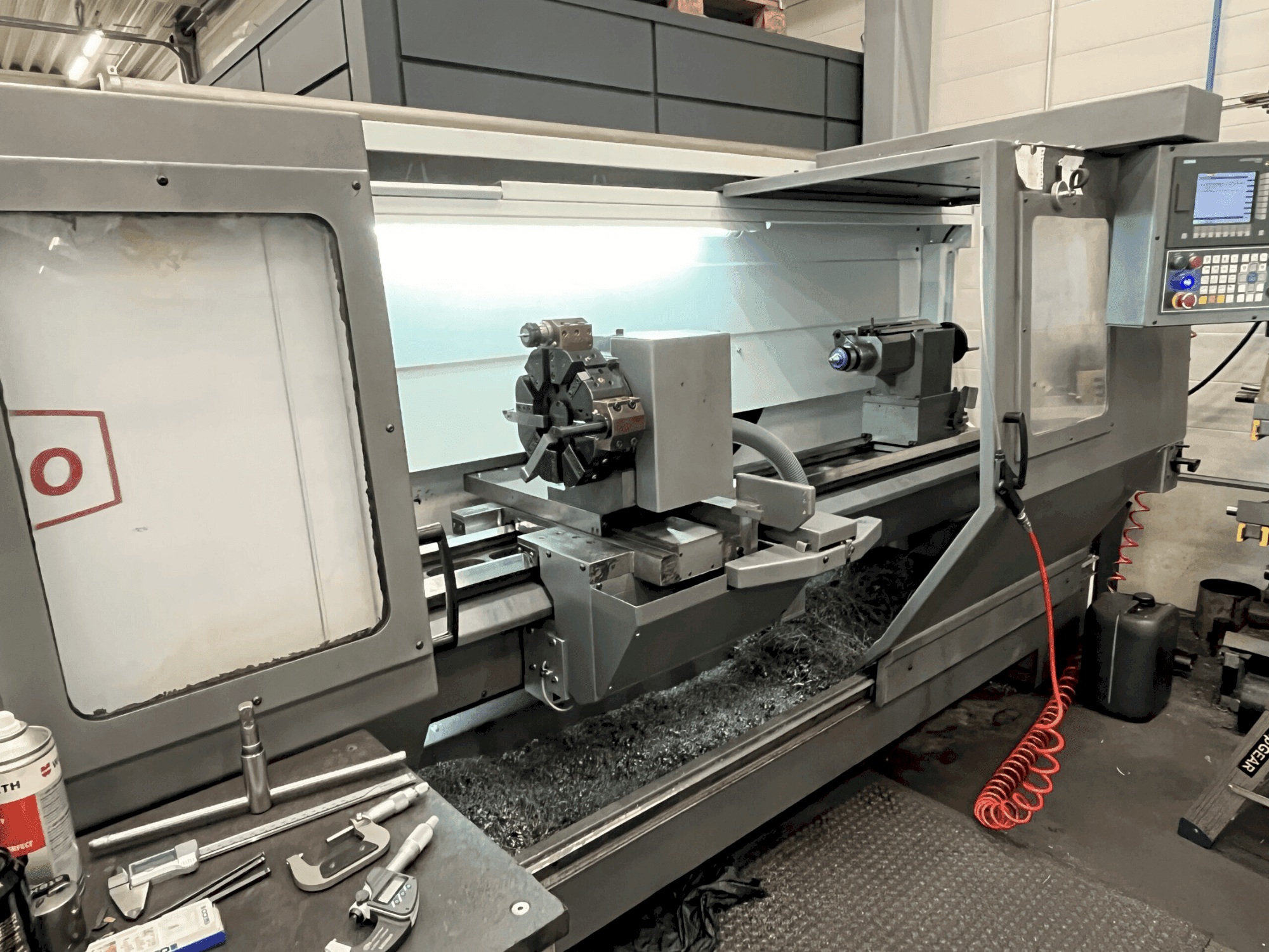 Vista frontal de la máquina Pinacho SE 325/2000