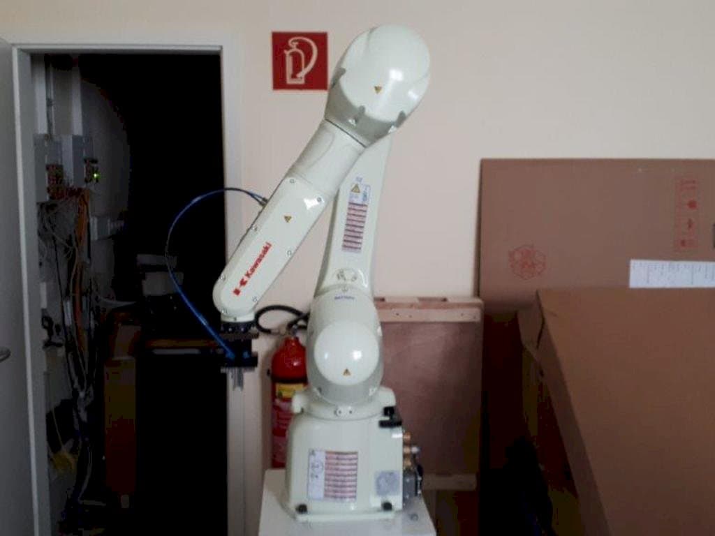 Vista frontal de la máquina Kawasaki RS007L