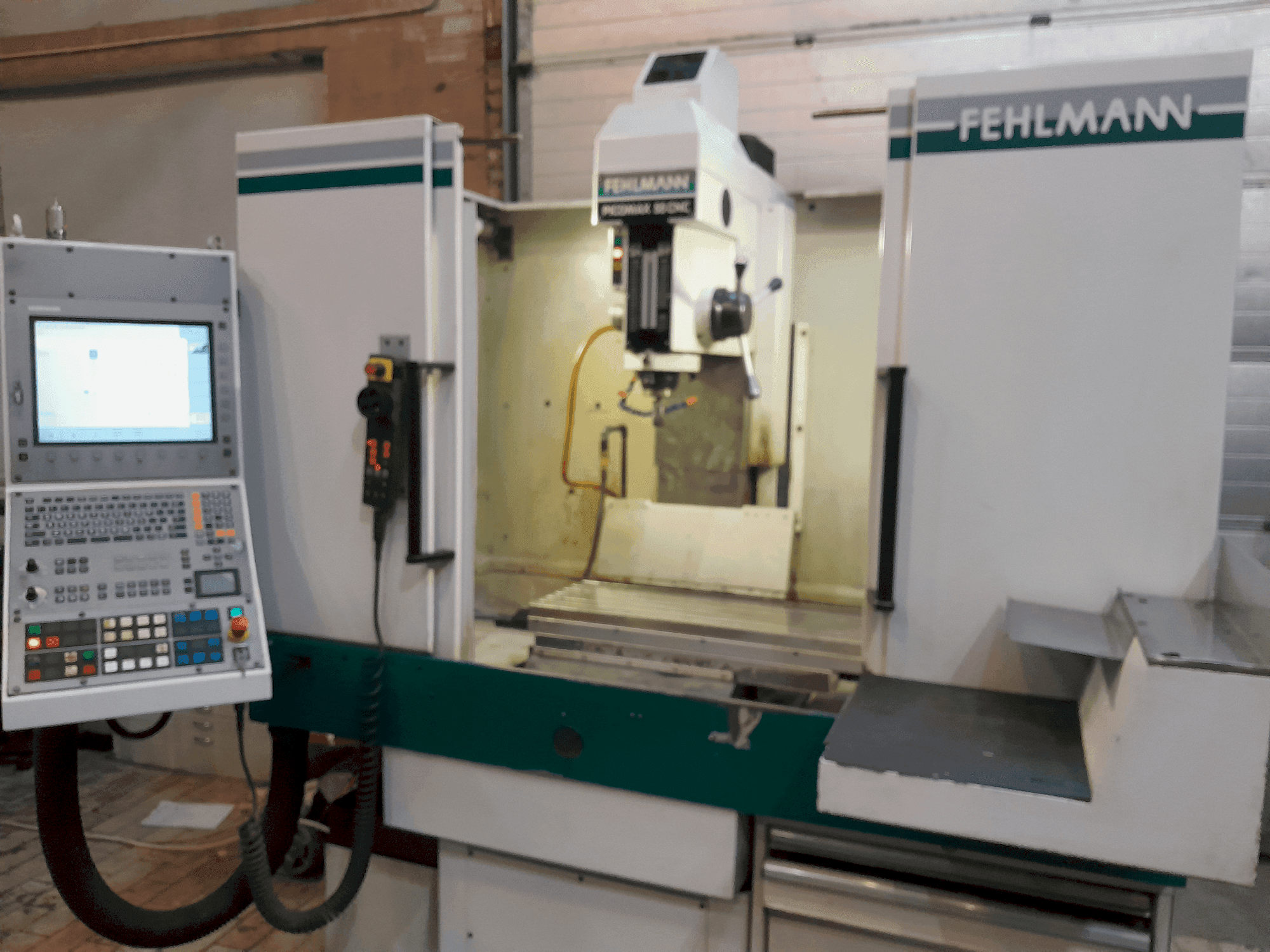 Vista frontal de la máquina FEHLMANN PICOMAX 55 CNC 2/3
