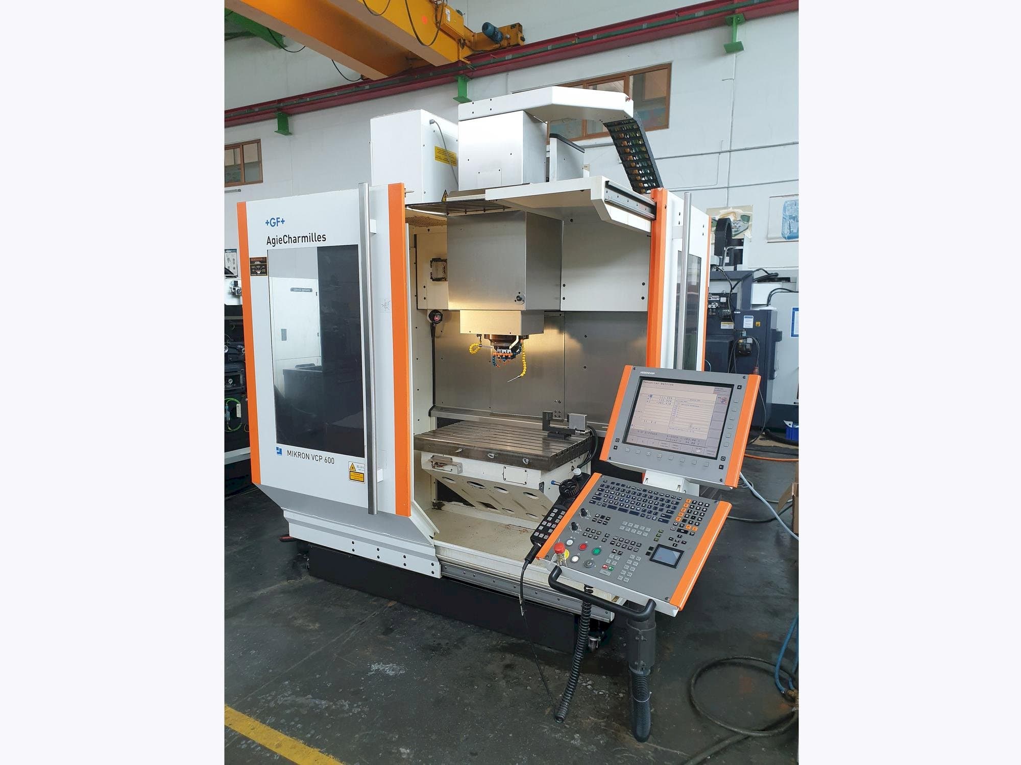 Vista frontal de la máquina MIKRON VCP 600