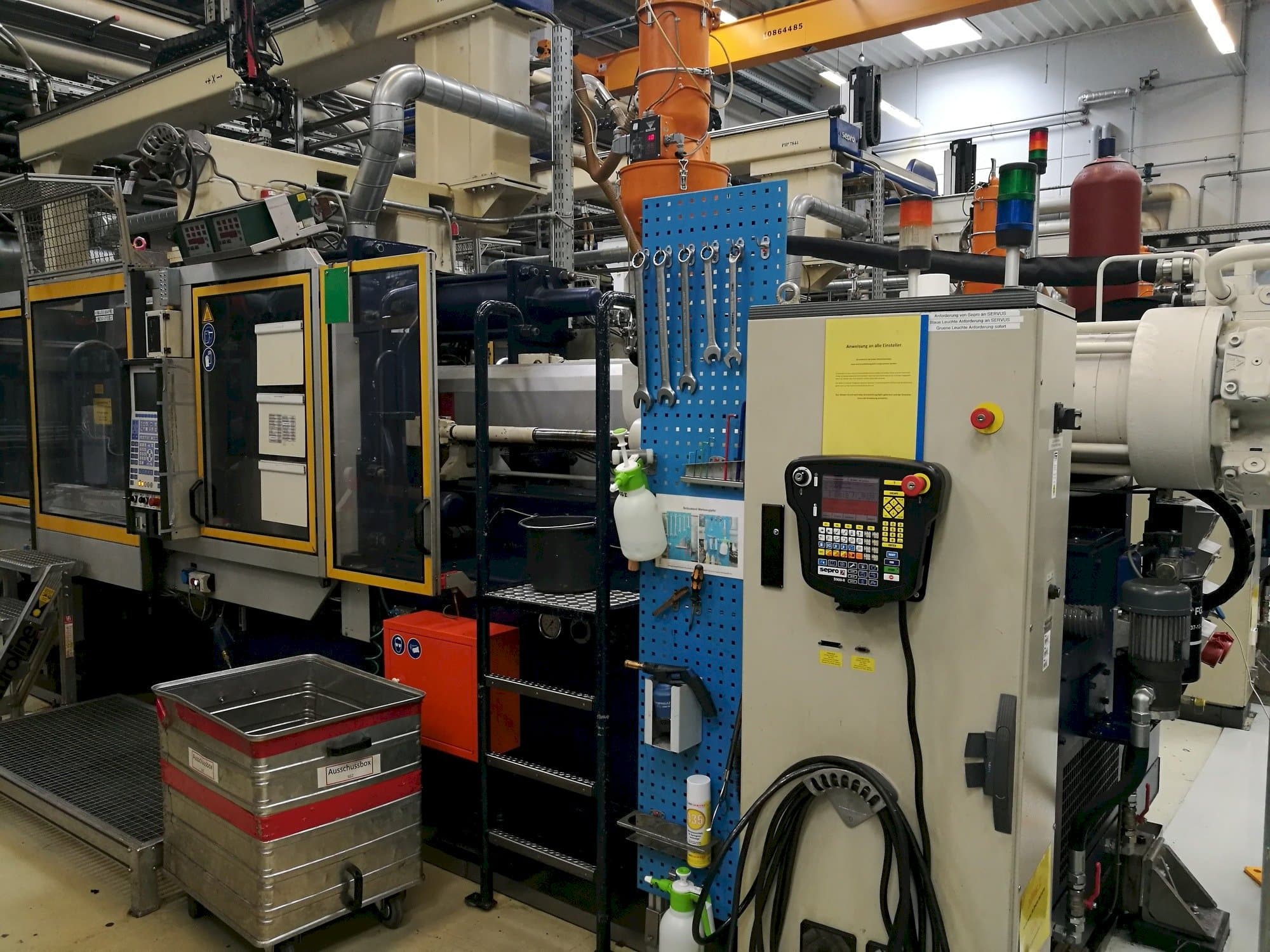 Vista frontal de la máquina Krauss Maffei 350-2700 C2