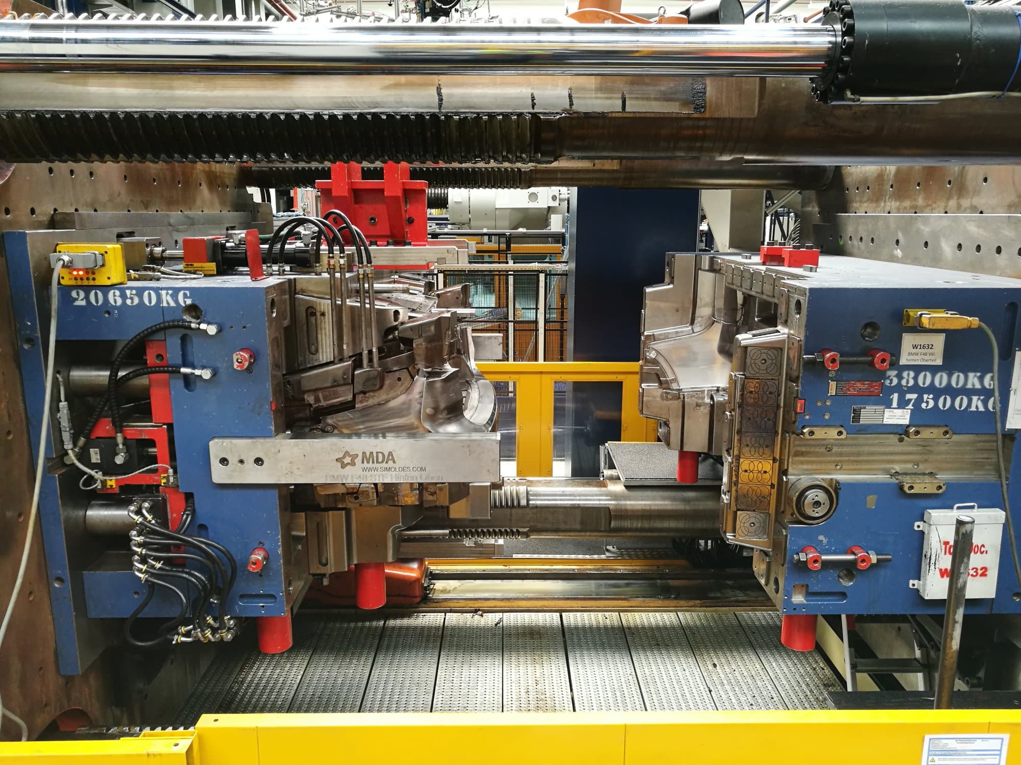 Vista frontal de la máquina Husky E 3650 RS 170/155