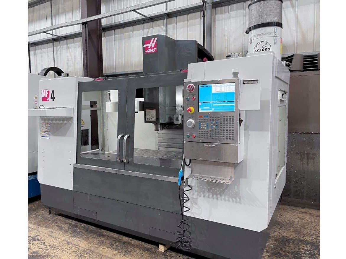 Vista frontal de la máquina HAAS VF-4