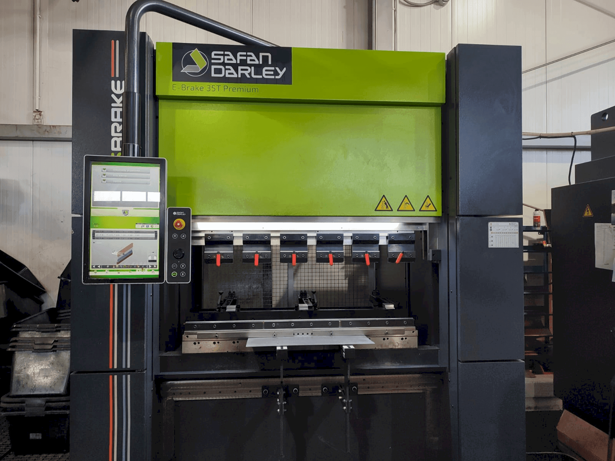 Vista frontal de la máquina Safan E-Brake Premium 35-1250