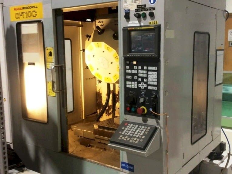 Vista frontal de la máquina FANUC RoboDrill Q-T10C