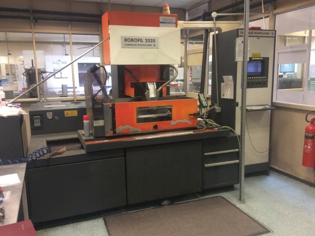 Vista frontal de la máquina CHARMILLES Technologies Robofil 2020 - 1