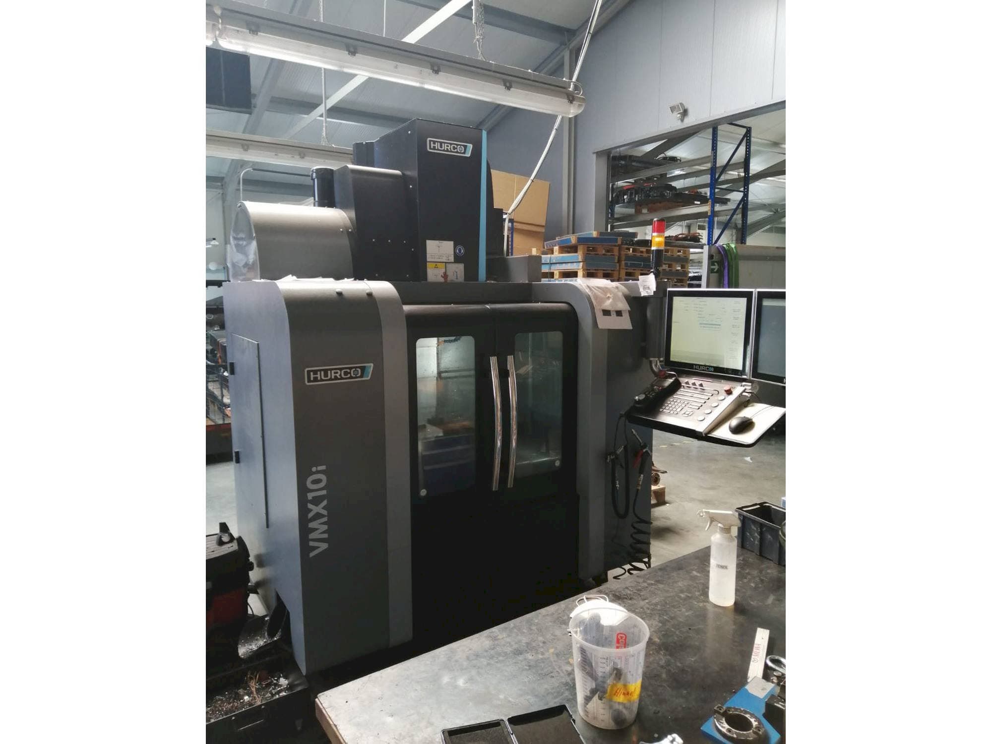 Vista frontal de la máquina Hurco VMX10i