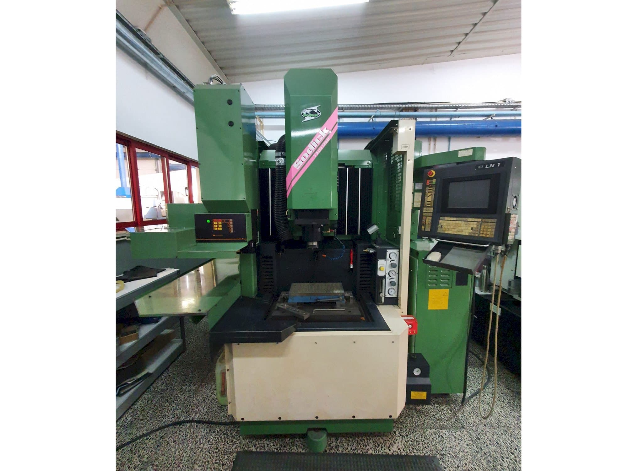 Vista frontal de la máquina Sodick AQ35L