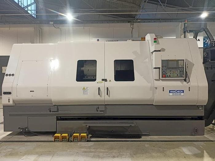 Vista frontal de la máquina HWACHEON HI-ECO 45