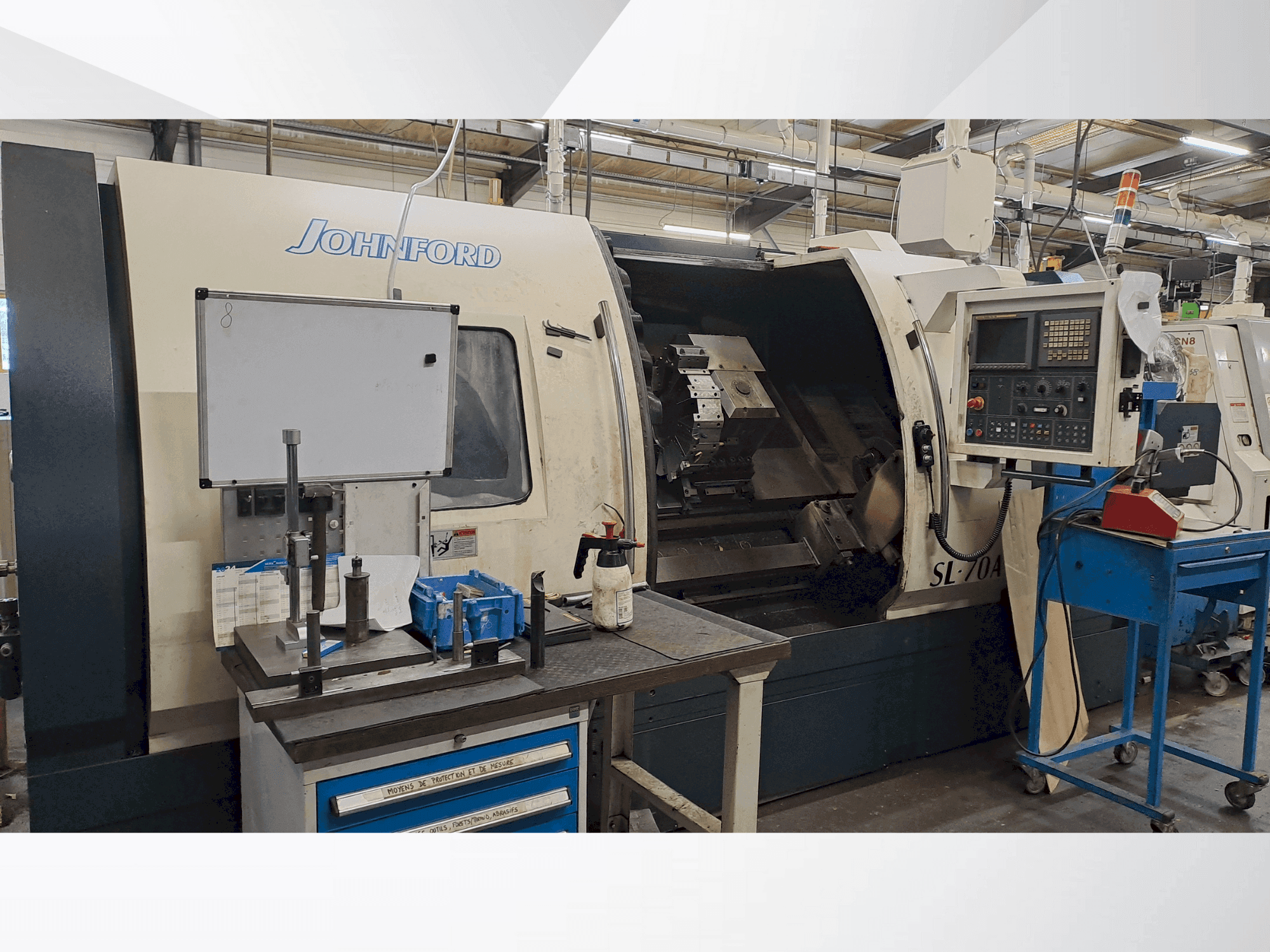 Vista frontal de la máquina Johnford SL-70A