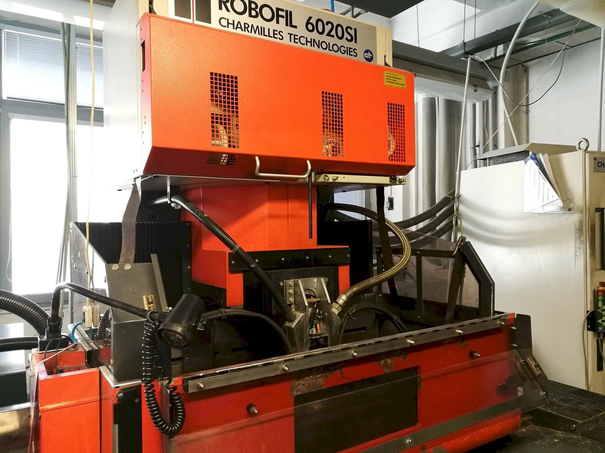 Vista frontal de la máquina CHARMILLES Robofil 6020 SI