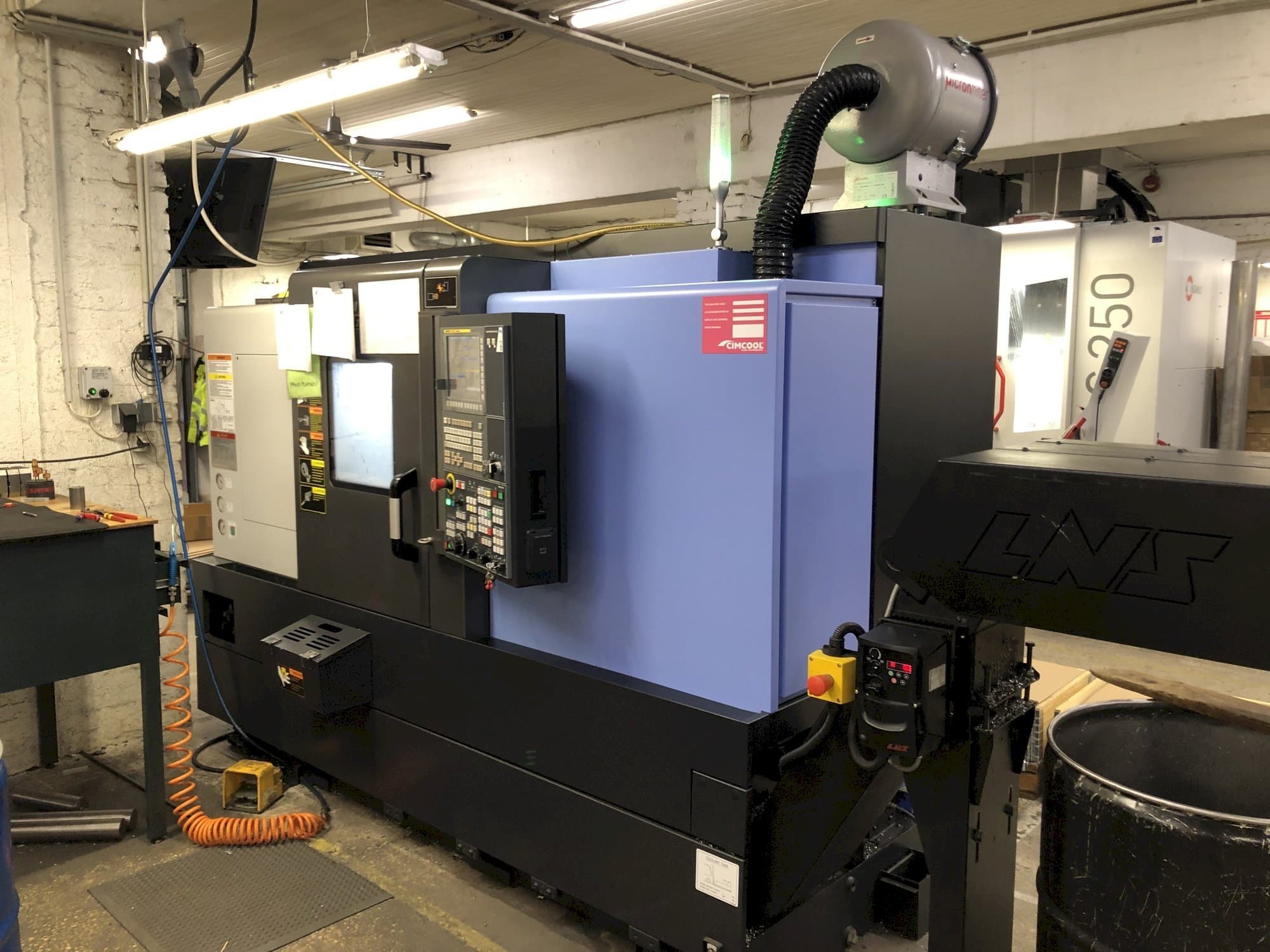 Vista frontal de la máquina Doosan Lynx 220 LYC