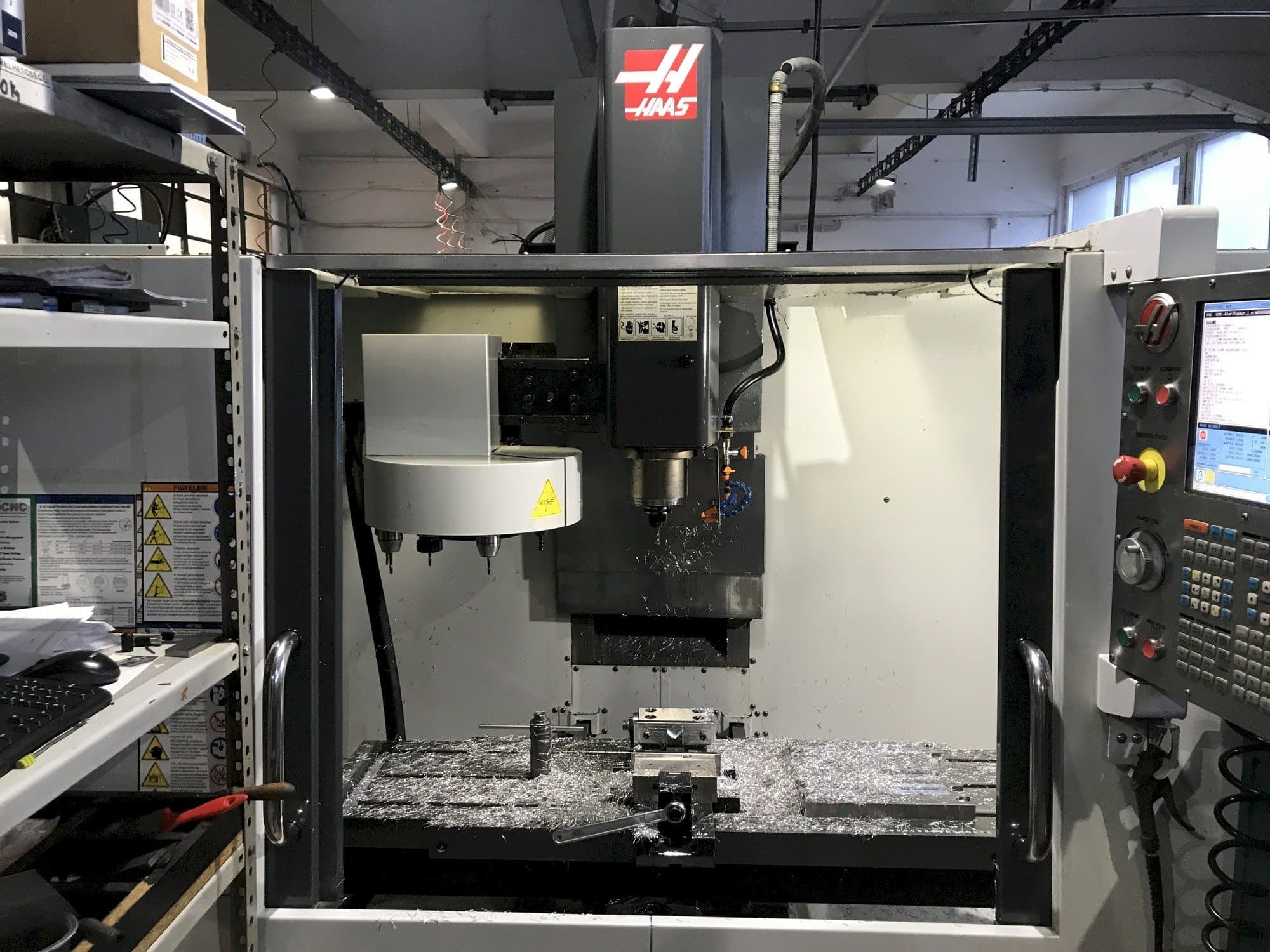 Vista frontal de la máquina HAAS TM-3P