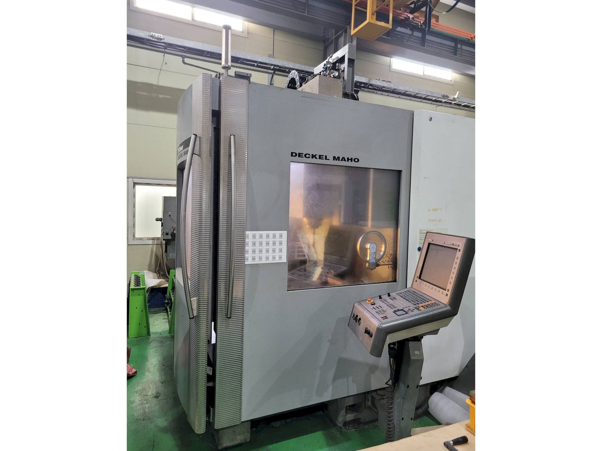 Vista frontal de la máquina DECKEL MAHO DMC 75 Linear