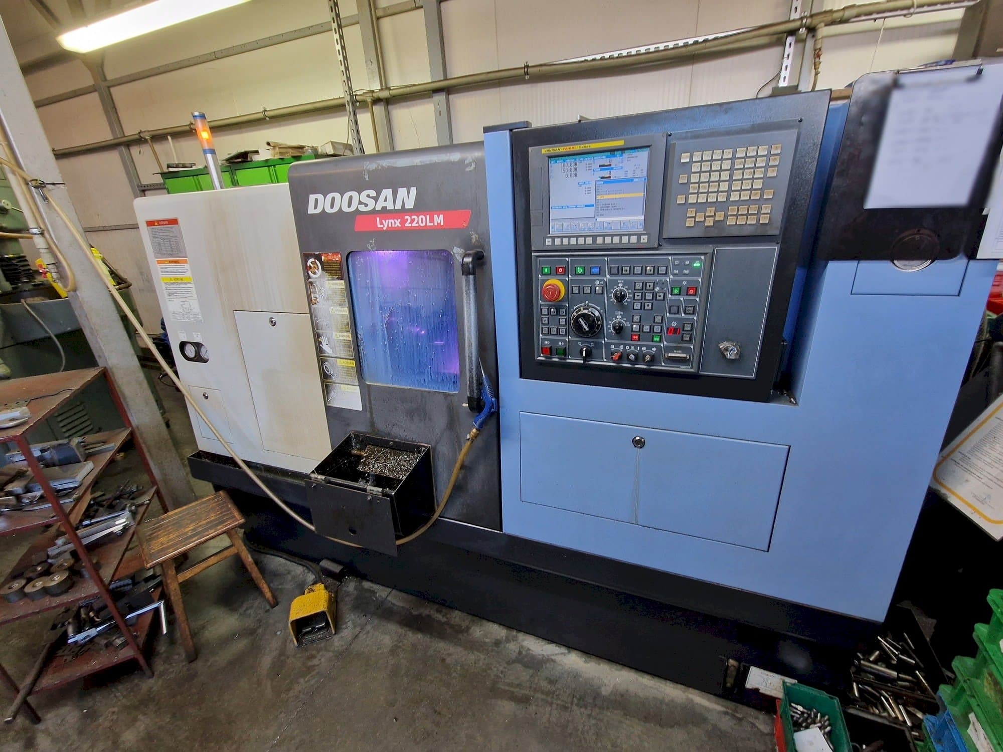 Vista frontal de la máquina Doosan LYNX 220 LMC