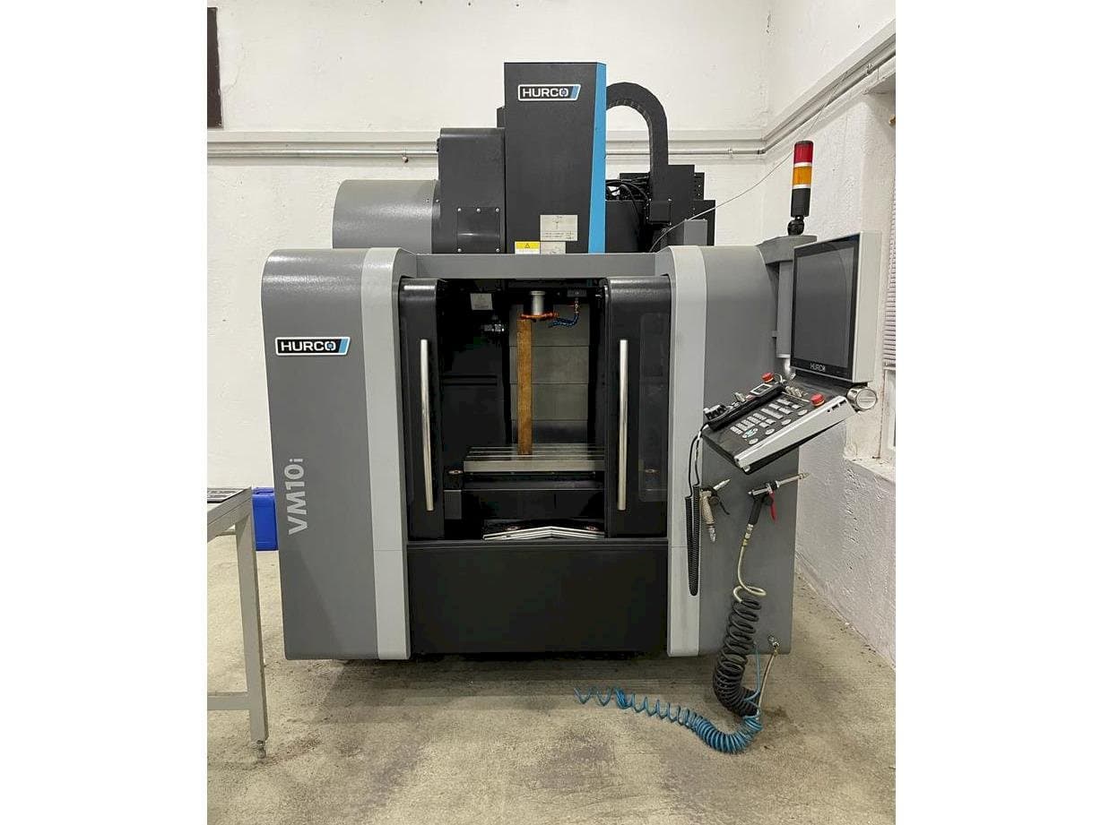 Vista frontal de la máquina Hurco VM 10 i