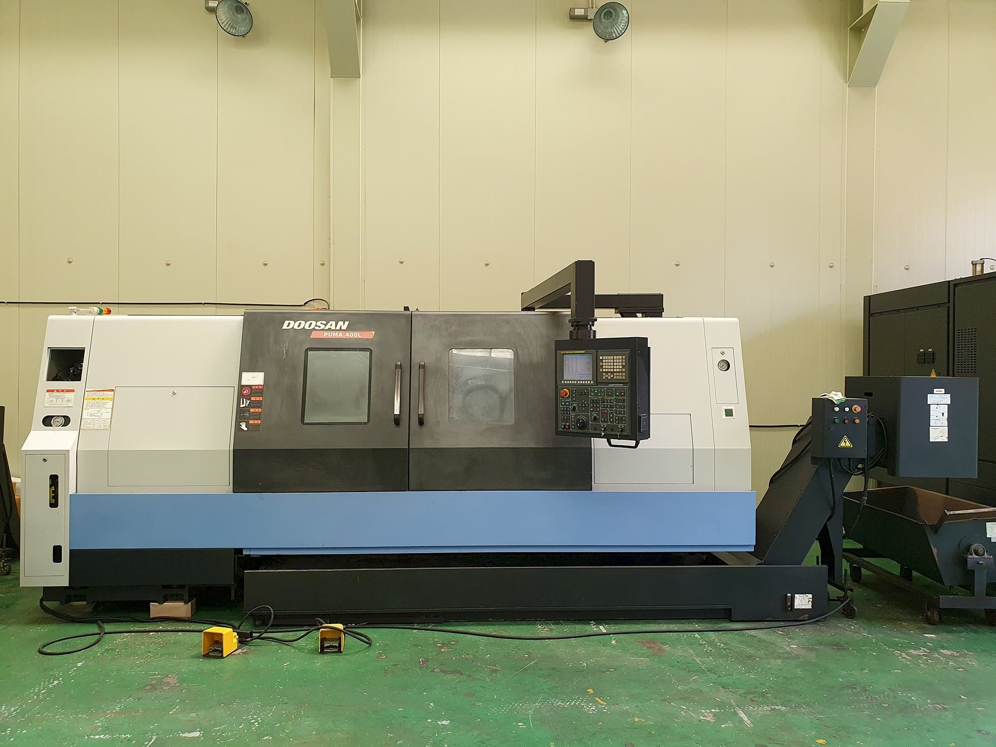 Vista frontal de la máquina Doosan PUMA 400LB