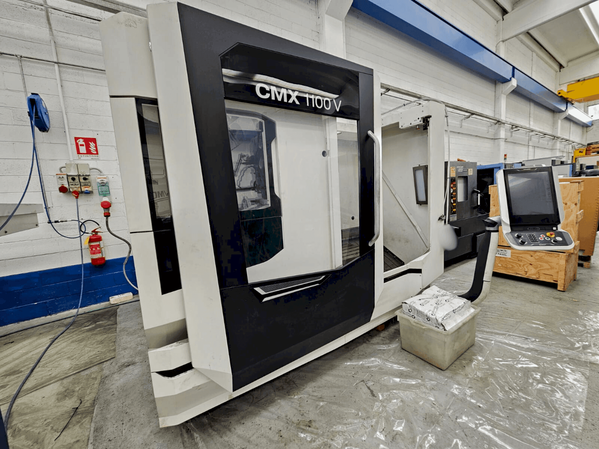 Vista frontal de la máquina DMG MORI CMX 1100V