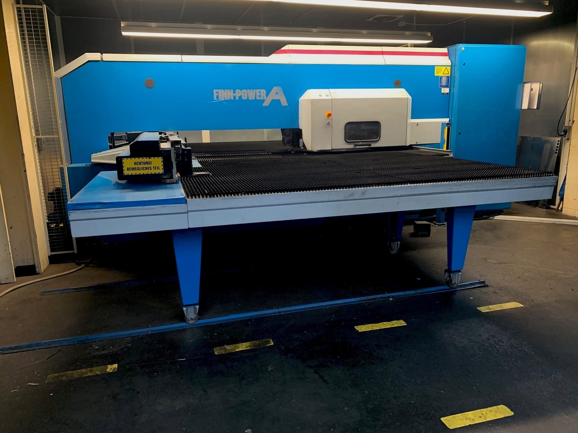 Vista frontal de la máquina Finn-Power A5 SV