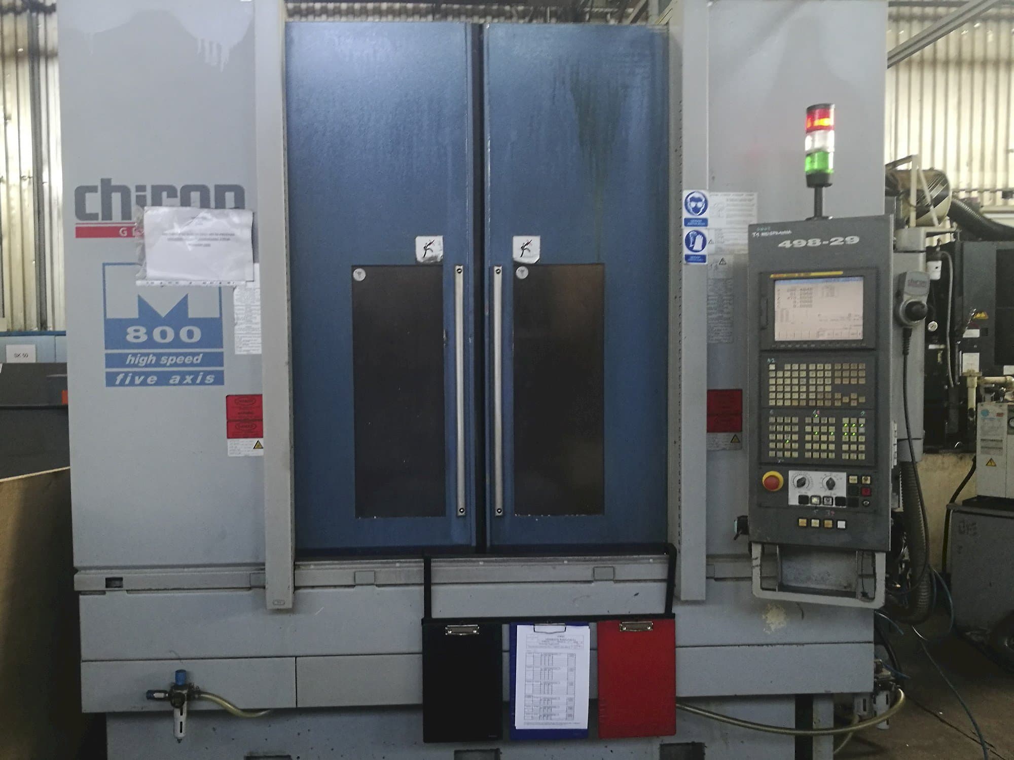 Vista frontal de la máquina CHIRON MILL 800