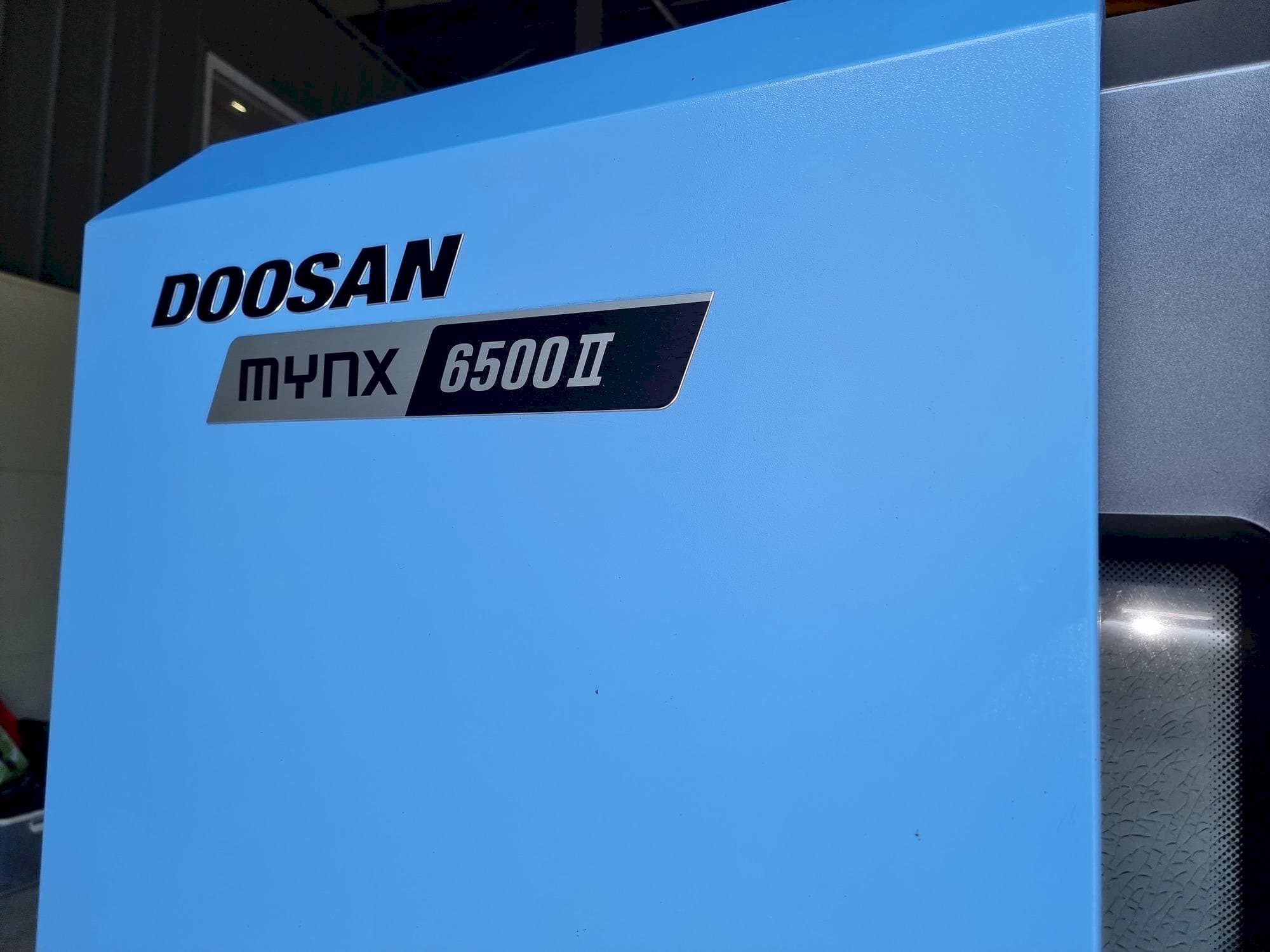 Vista frontal de la máquina Doosan MYNX 6500Ⅱ