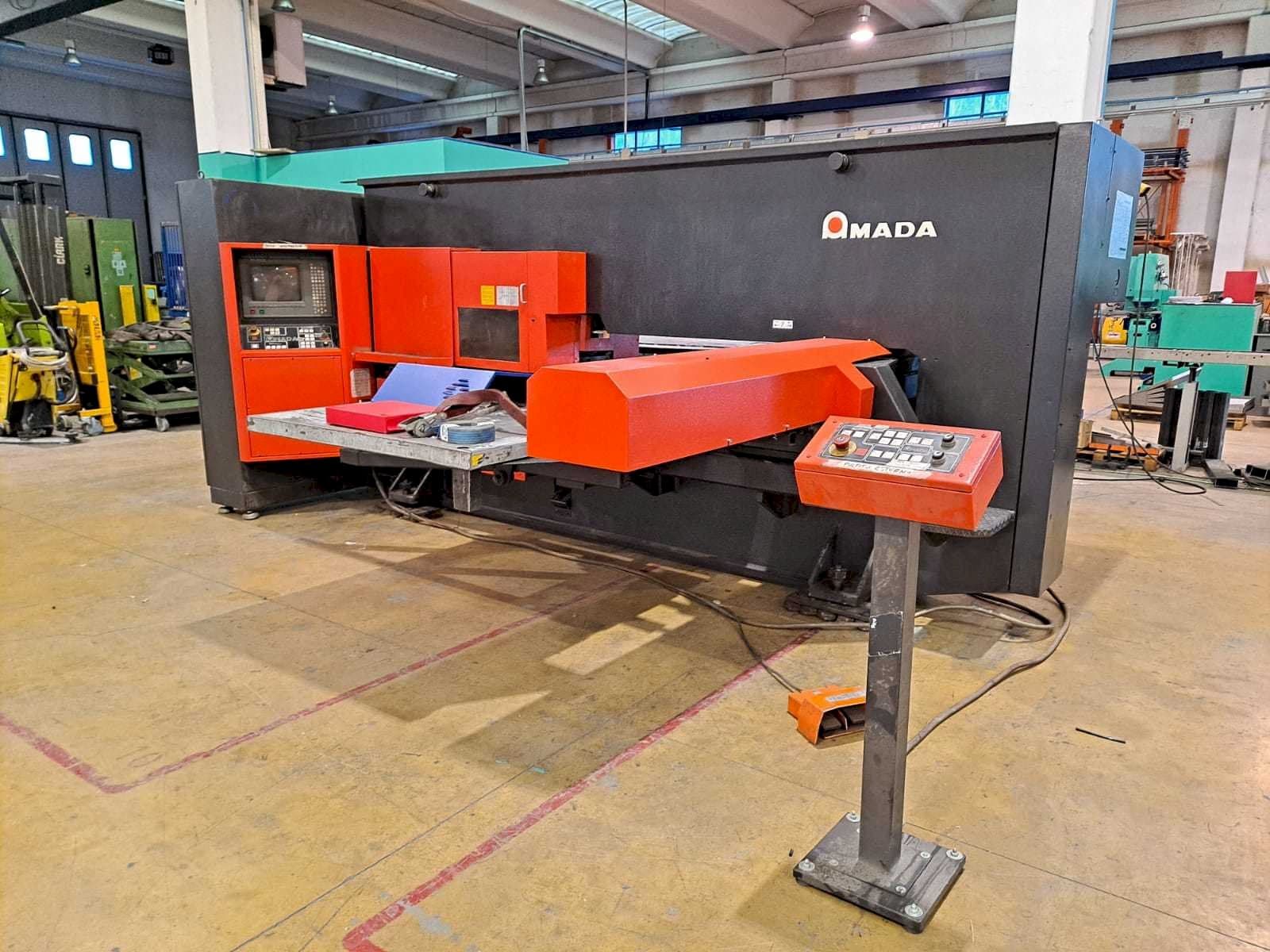 Vista frontal de la máquina AMADA ARCADE 212