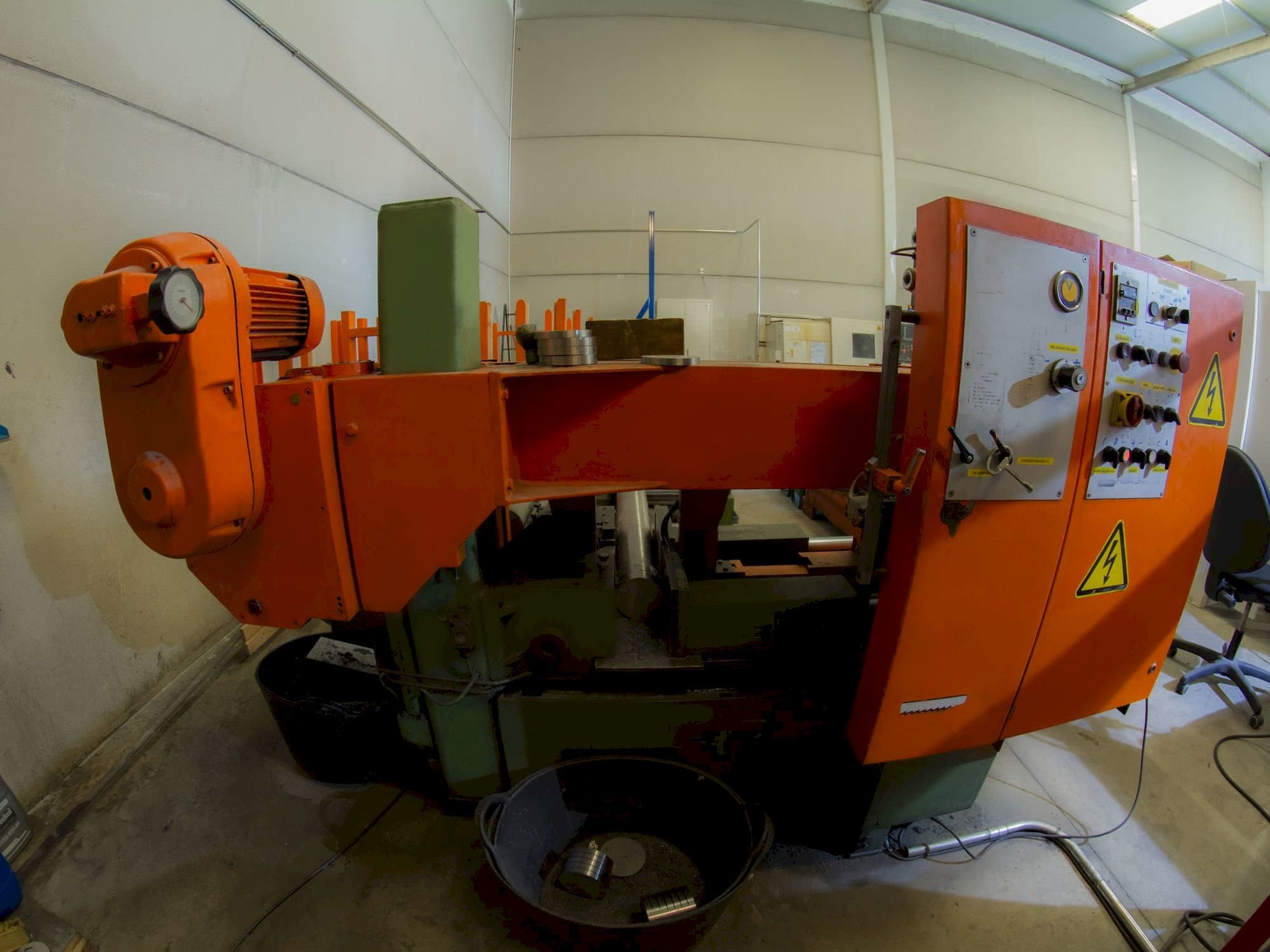 Vista frontal de la máquina KASTO HBA 340 AU