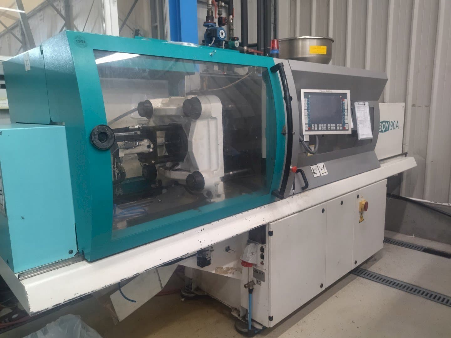 Vista frontal de la máquina BOY 90A