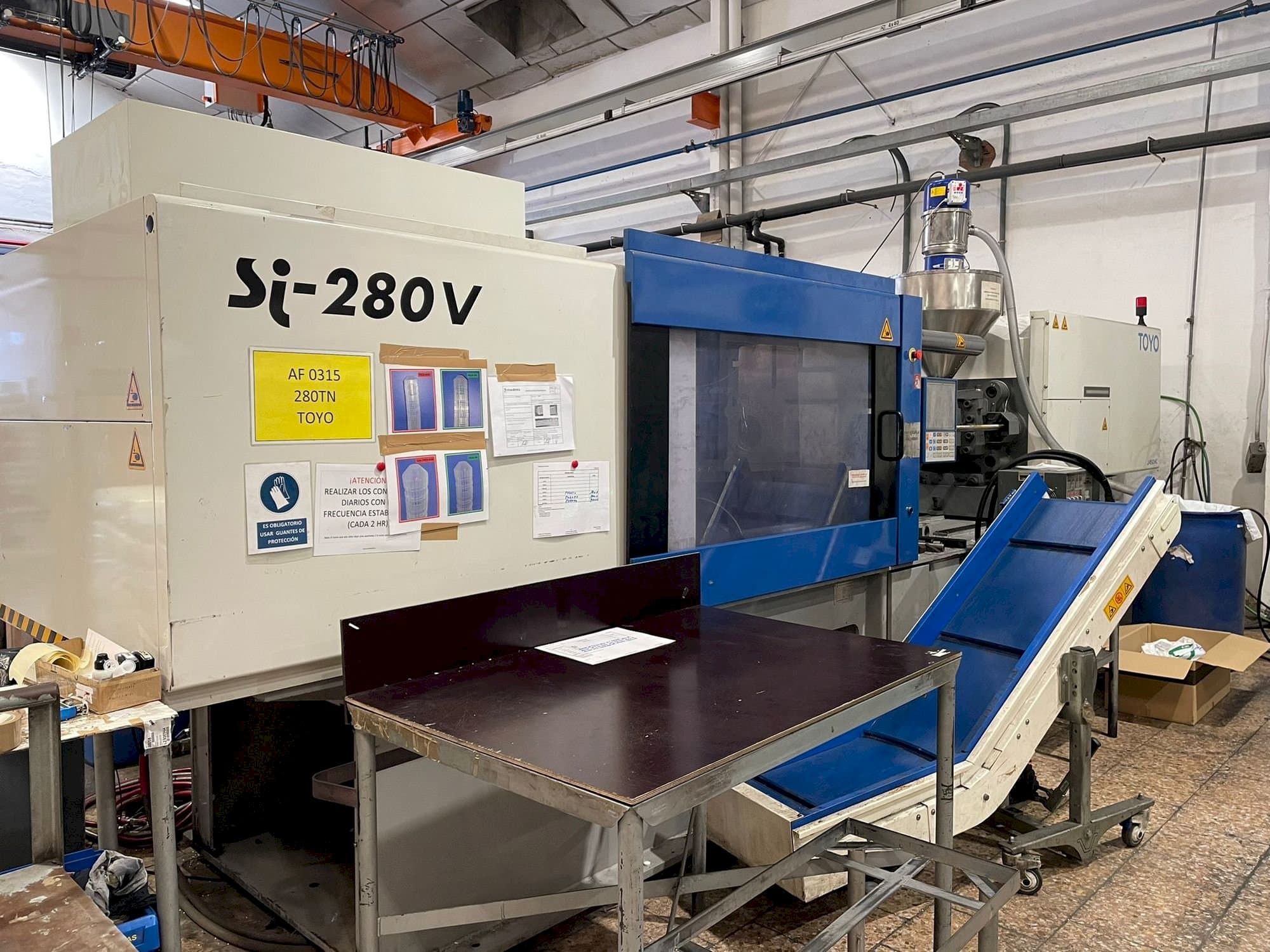 Vista frontal de la máquina Toyo Si-280-V