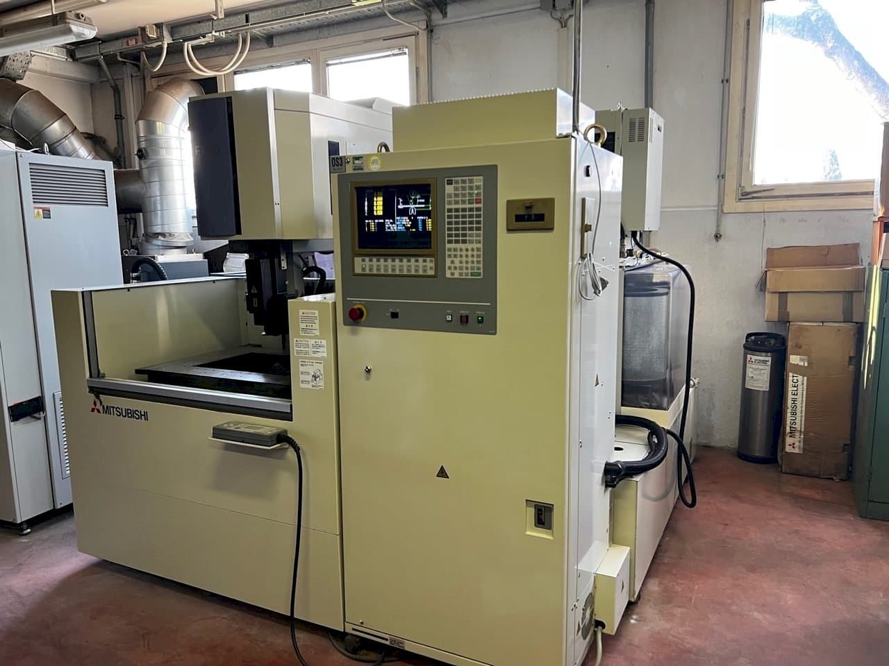 Vista frontal de la máquina Mitsubishi fx 20