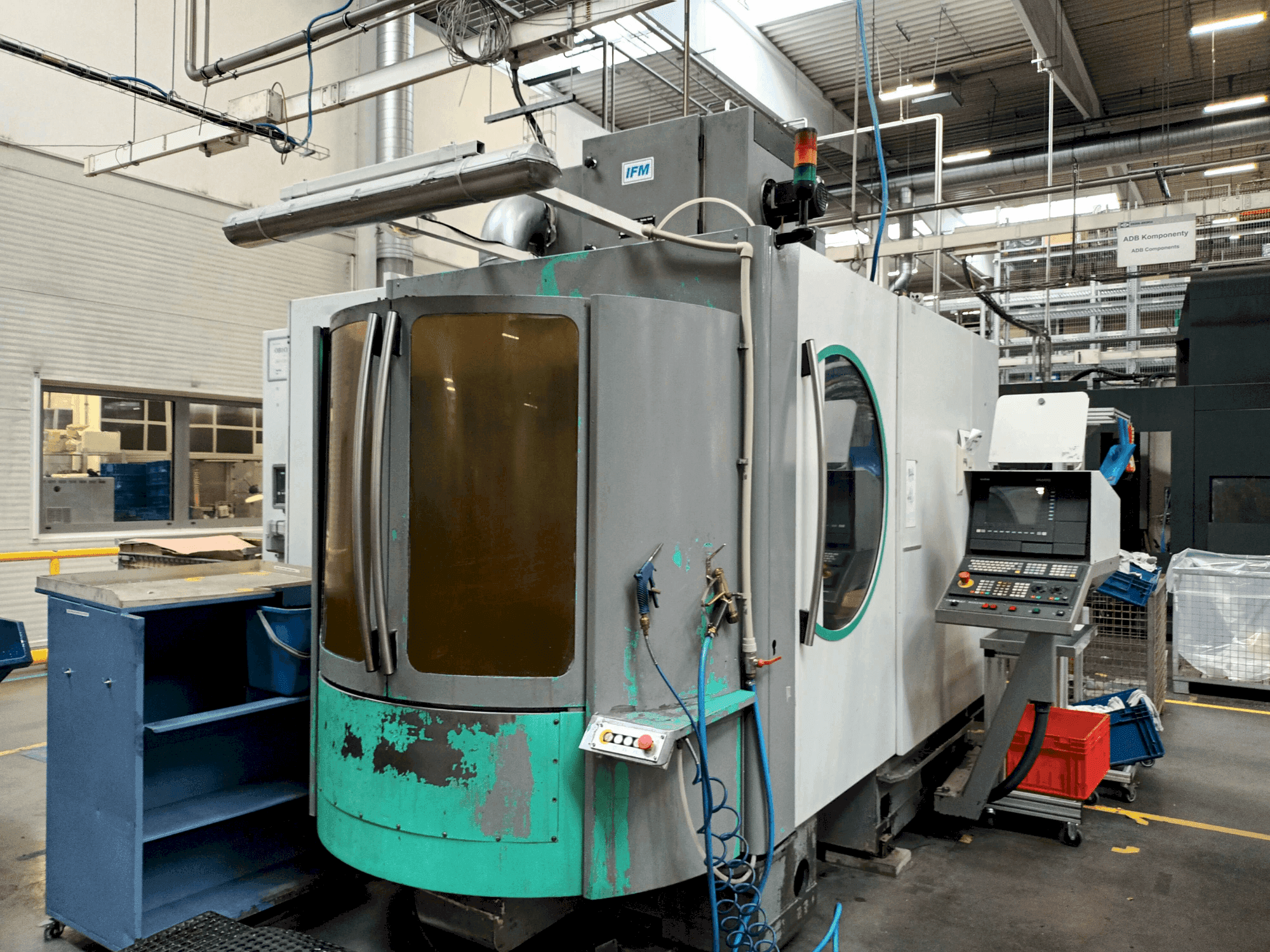 Vista frontal de la máquina DECKEL MAHO DMC 60H