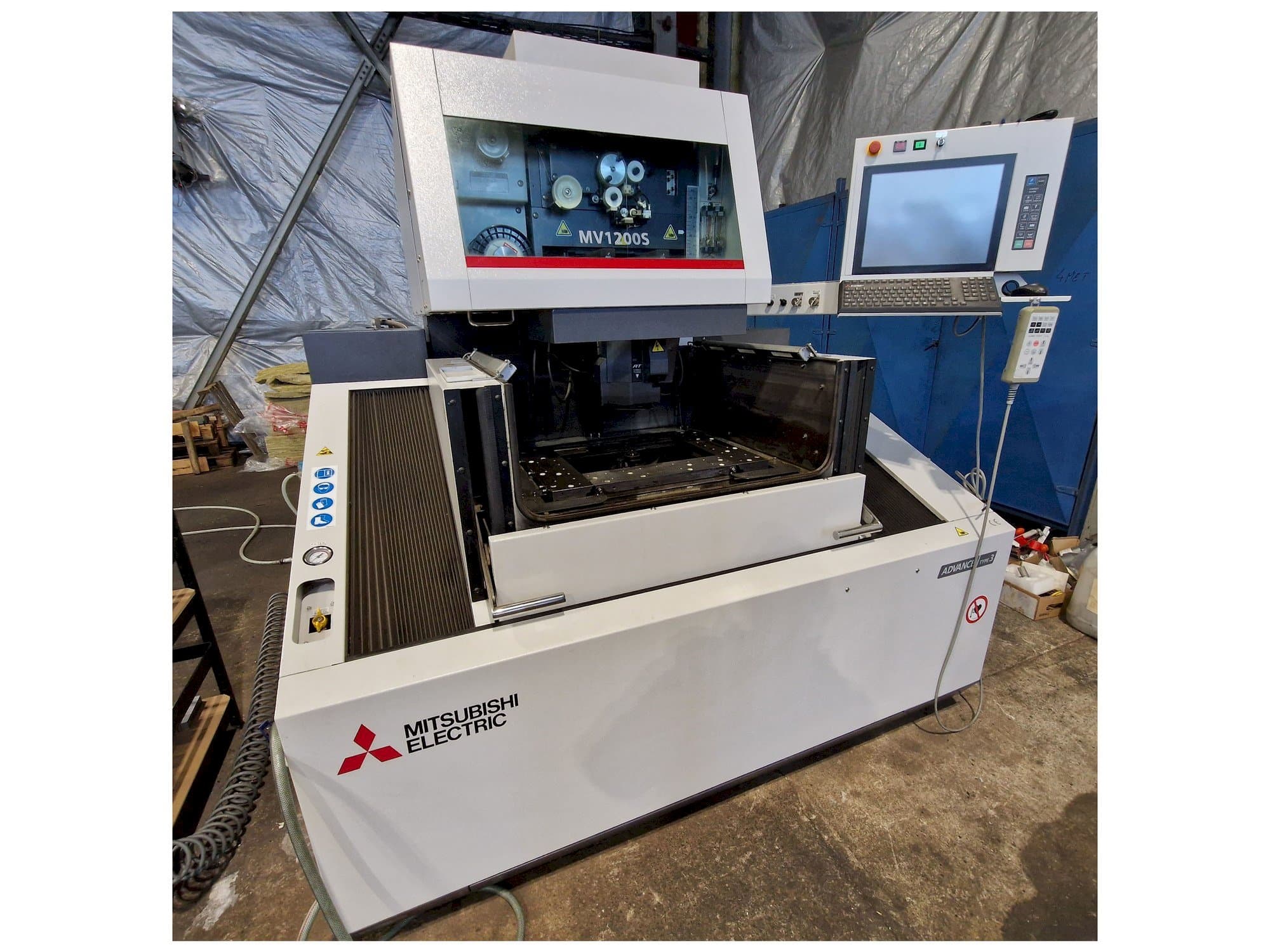 Vista frontal de la máquina Mitsubishi MV1200S