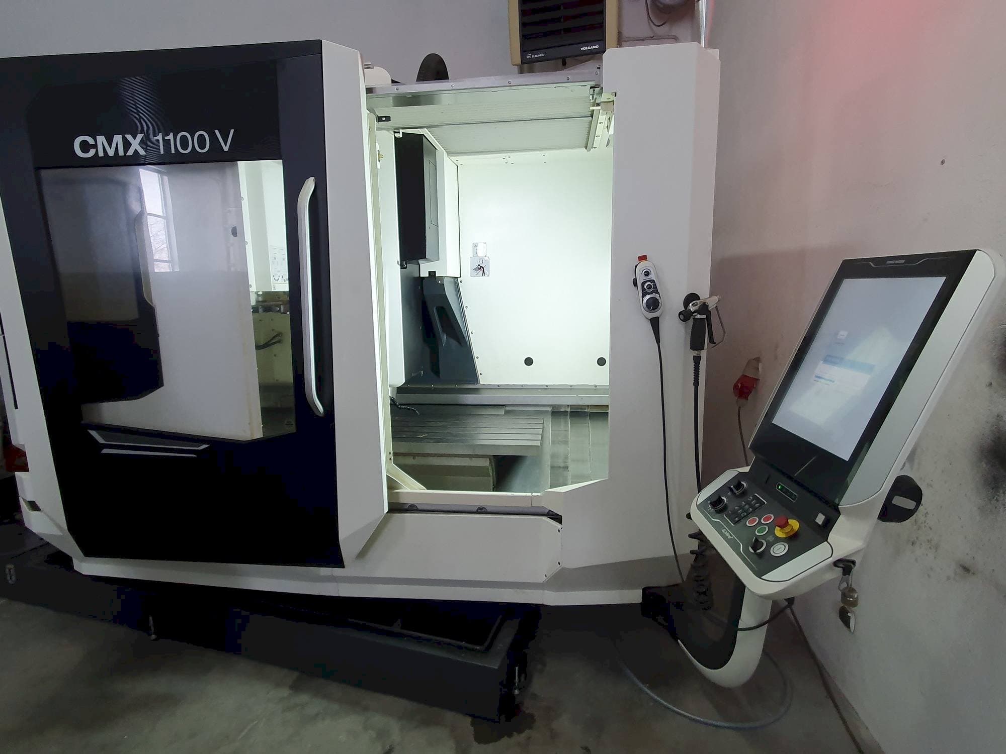 Vista frontal de la máquina DMG MORI CMX 1100 V