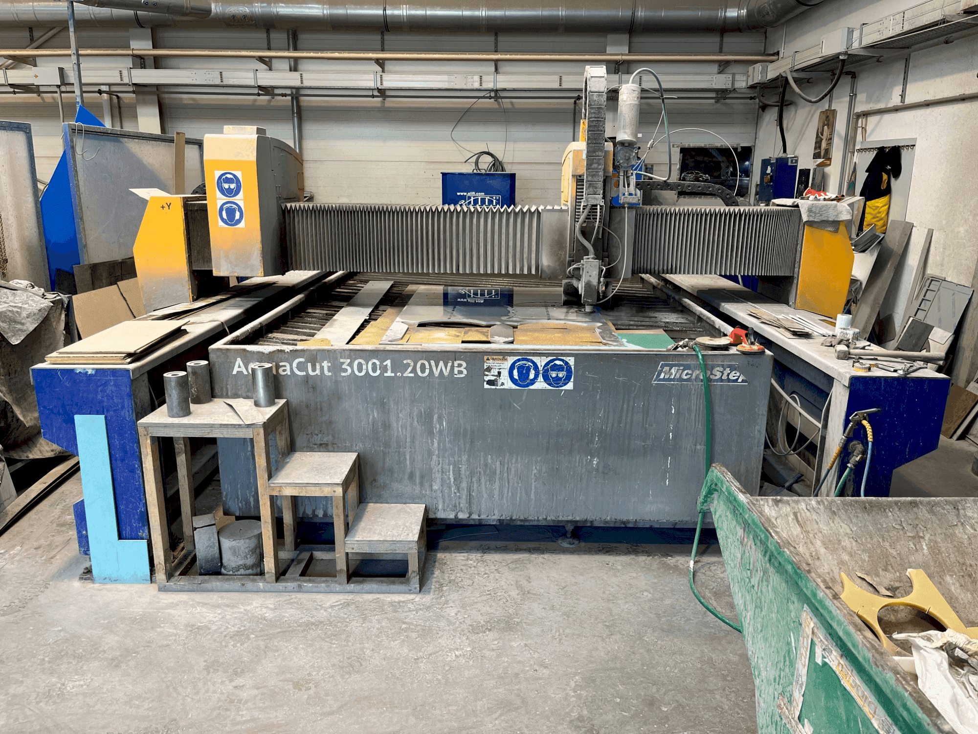 Vista frontal de la máquina MicroStep AquaCut 3001.20WB